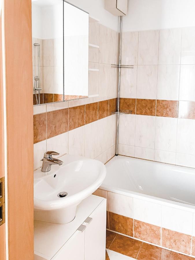 Schoene Wohnung, Eigene Terrasse, Privater Parkplatz, Wi-Fi, Waschmaschine, 3P Chemnitz Kültér fotó